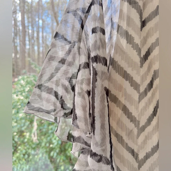 Banana Republic M gray, tan-white top. Butterfly sleeve silky sheer top lining. - Picture 3 of 8